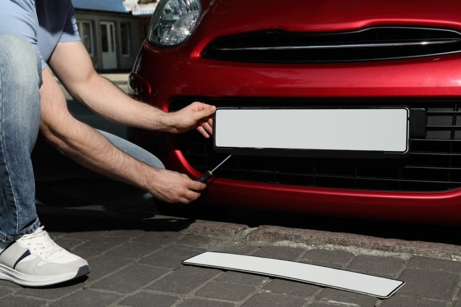 Changer sa plaque d'immatriculation : combien cela coût réellement ?