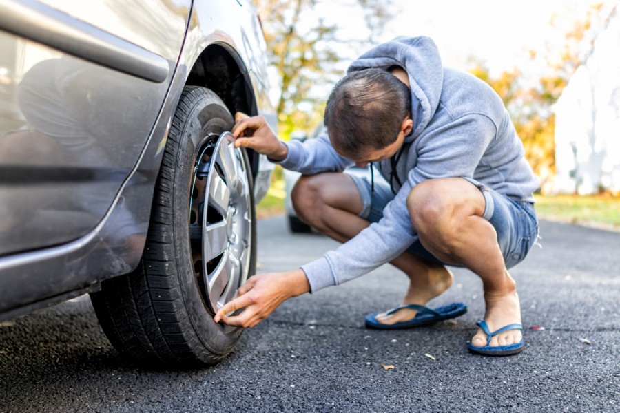 Comment démonter un enjoliveur clio 4 ?