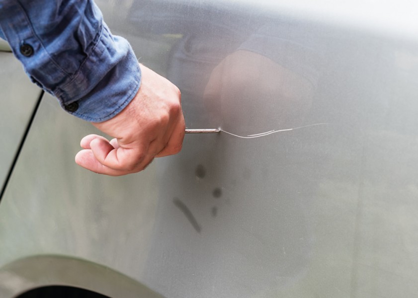 Rayure profonde voiture : comment réparer votre carrosserie ?