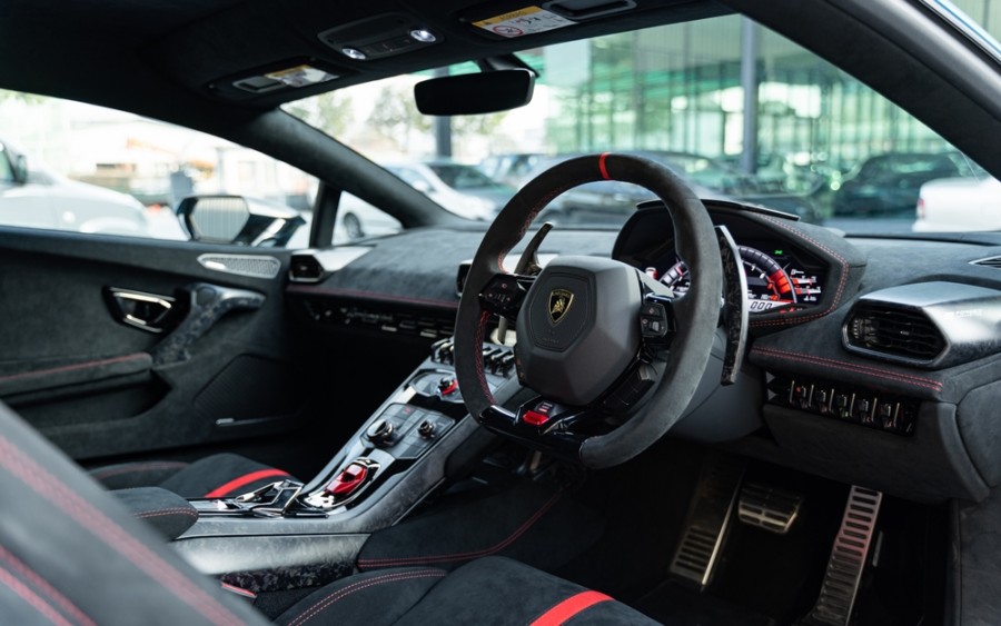 Quelles sont les caractéristiques de l'intérieur de la Lamborghini Huracan Performante ?