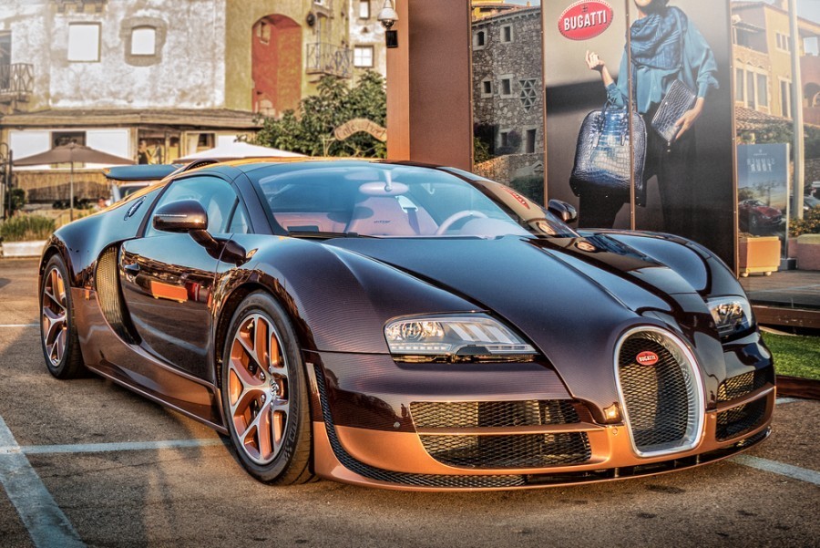 Quelles sont les caractéristiques spécifiques de la voiture Bugatti Veyron ?