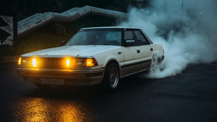 Quelles sont les conséquences de la fumée blanche au démarrage d'une voiture ?