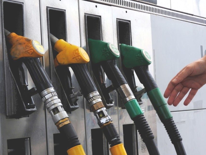 Quelles enseignes proposent l'essence à prix coûtant et à quelles périodes ? 